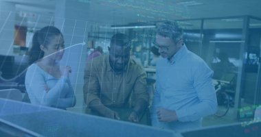 Ofisteki çeşitli iş adamlarıyla ilgili finansal veri işleme resmi. Küresel finans, iş, bağlantılar, hesaplama ve veri işleme kavramı dijital olarak oluşturuldu.