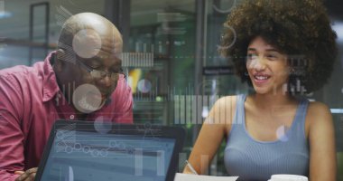 Veri işleme ve çeşitli meslektaşların ofiste konuştuğu diyagramların görüntüsü. Küresel iş ve dijital arayüz kavramı dijital olarak oluşturulmuş görüntü.