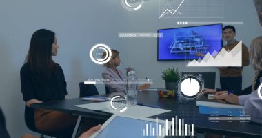 Ofisteki çeşitli iş adamlarının veri işleme görüntüsü. Küresel finans, iş, bağlantılar, hesaplama ve veri işleme kavramı dijital olarak oluşturuldu.