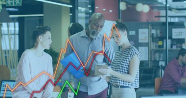 Çeşitli meslekdaşların iş tartışmalarına ilişkin veri işleme ve diyagramlarının resmi. İş, takım çalışması ve dijital arayüz kavramı dijital olarak oluşturulmuş görüntü.