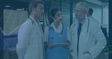 Tablet kullanan ve konuşan farklı doktorların diyagramları ve veri işleme görüntüsü. Küresel tıp ve dijital arayüz kavramı dijital olarak oluşturulmuş görüntü.