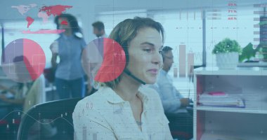 Kafkas iş kadınının ofisindeki finansal veri işleme görüntüsü. Küresel finans, iş, bağlantılar, hesaplama ve veri işleme kavramı dijital olarak oluşturuldu.