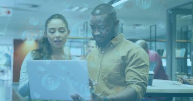 Ofisteki çeşitli iş adamlarıyla ilgili finansal veri işleme resmi. Küresel finans, iş, bağlantılar, hesaplama ve veri işleme kavramı dijital olarak oluşturuldu.