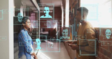 Gündelik ofiste konuşan çeşitli meslektaşlar üzerinden kimlik profilleri ve veri işleme resmi. İş, güvenlik, ağ, veri, dijital arayüz ve iletişim, dijital olarak oluşturulmuş görüntü.