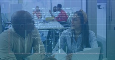 Ofisteki çeşitli iş adamlarıyla ilgili finansal veri işleme resmi. Küresel finans, iş, bağlantılar, hesaplama ve veri işleme kavramı dijital olarak oluşturuldu.