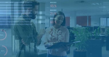 Ofiste iş tartışması yapan çeşitli meslektaşların mali veri işleme görüntüsü. Küresel iş, finans ve dijital arayüz kavramı dijital olarak oluşturulmuş görüntü.