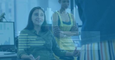 Ofisteki çeşitli iş adamlarıyla ilgili finansal veri işleme resmi. Küresel finans, iş, bağlantılar, hesaplama ve veri işleme kavramı dijital olarak oluşturuldu.