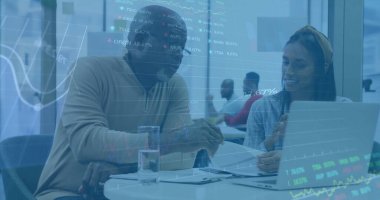 Ofisteki çeşitli iş adamlarıyla ilgili finansal veri işleme resmi. Küresel finans, iş, bağlantılar, hesaplama ve veri işleme kavramı dijital olarak oluşturuldu.