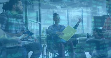 Ofisteki çeşitli iş adamlarıyla ilgili finansal veri işleme resmi. Küresel finans, iş, bağlantılar, hesaplama ve veri işleme kavramı dijital olarak oluşturuldu.