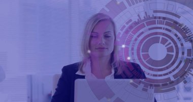 Kafkasyalı iş kadınının dizüstü bilgisayarla tarama ve veri işleme görüntüsü. Küresel finans, iş, bağlantılar, hesaplama ve veri işleme kavramı dijital olarak oluşturuldu.