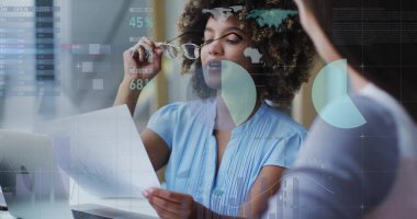 Veri işleme ve çeşitli kadın meslektaşların ofiste konuştuğu diyagramlar. Küresel iş ve dijital arayüz kavramı dijital olarak oluşturulmuş görüntü.