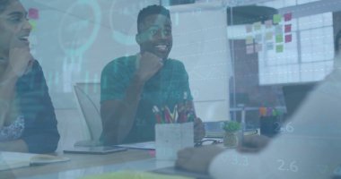 Ofisteki çeşitli iş adamlarıyla ilgili finansal veri işleme resmi. Küresel finans, iş, bağlantılar, hesaplama ve veri işleme kavramı dijital olarak oluşturuldu.