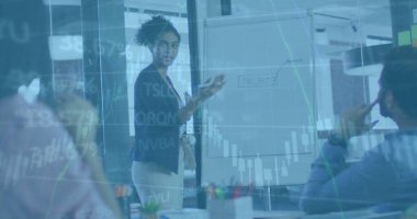 Ofisteki çeşitli iş adamlarıyla ilgili finansal veri işleme resmi. Küresel finans, iş, bağlantılar, hesaplama ve veri işleme kavramı dijital olarak oluşturuldu.