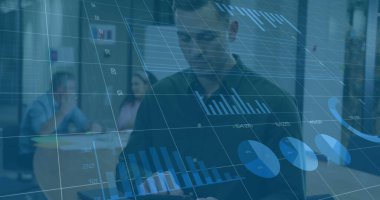 Ofiste tablet kullanan Kafkasyalı işadamının mali veri işleme görüntüsü. Küresel iş, finans ve dijital arayüz kavramı dijital olarak oluşturulmuş görüntü.