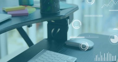 Ofisteki bilgisayarlı finansal veri işleme resmi. Küresel finans, iş, bağlantılar, hesaplama ve veri işleme kavramı dijital olarak oluşturuldu.