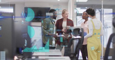 Veri işleme ve çeşitli meslektaşların ofiste konuştuğu diyagramların görüntüsü. Küresel iş ve dijital arayüz kavramı dijital olarak oluşturulmuş görüntü.