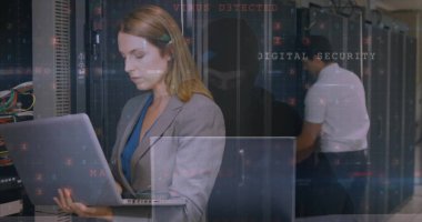 Sunucu odasında çalışan çeşitli meslektaşların güvenlik veri işleme görüntüsü. Küresel iş ve dijital arayüz kavramı dijital olarak oluşturulmuş görüntü.