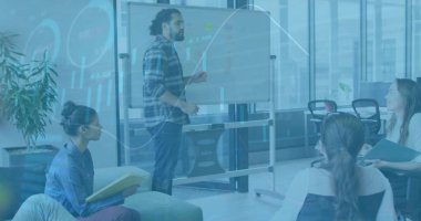 Ofisteki çeşitli iş adamlarıyla ilgili finansal veri işleme resmi. Küresel finans, iş, bağlantılar, hesaplama ve veri işleme kavramı dijital olarak oluşturuldu.