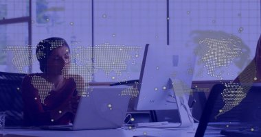 Laptop kullanan iki ırklı iş kadınının veri işleme görüntüsü. Küresel finans, iş, bağlantılar, hesaplama ve veri işleme kavramı dijital olarak oluşturuldu.