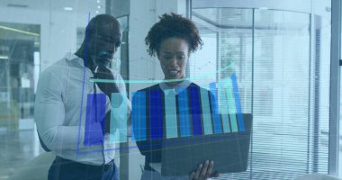 Ofisteki çeşitli iş adamlarıyla ilgili finansal veri işleme resmi. Küresel finans, iş, bağlantılar, hesaplama ve veri işleme kavramı dijital olarak oluşturuldu.