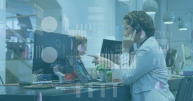 Ofisteki çeşitli iş adamlarıyla ilgili finansal veri işleme resmi. Küresel finans, iş, bağlantılar, hesaplama ve veri işleme kavramı dijital olarak oluşturuldu.