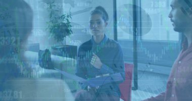 Ofisteki çeşitli iş adamlarıyla ilgili finansal veri işleme resmi. Küresel finans, iş, bağlantılar, hesaplama ve veri işleme kavramı dijital olarak oluşturuldu.