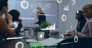 Ofisteki çeşitli iş adamlarının veri işleme görüntüsü. Küresel finans, iş, bağlantılar, hesaplama ve veri işleme kavramı dijital olarak oluşturuldu.