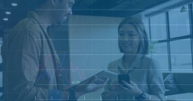 Çeşitli meslektaşların konuşup tablet kullanması üzerine veri işleme ve diyagramların resmi. Teknoloji, iş ve dijital arayüz kavramı dijital olarak oluşturulmuş görüntü.