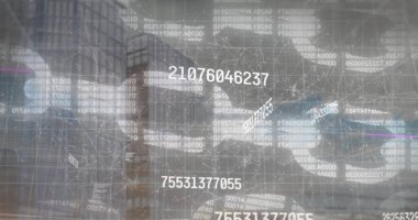 Mali veri işleme görüntüsü ve ofis binasının üzerindeki zincir tıkanması. Küresel finans, iş, bağlantılar, hesaplama ve veri işleme kavramı dijital olarak oluşturuldu.