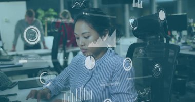 Asyalı iş kadınıyla ilgili finansal veri işleme resmi. Küresel finans, iş, bağlantılar, hesaplama ve veri işleme kavramı dijital olarak oluşturuldu.