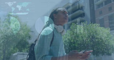 Akıllı telefon kullanan melez bir adamın mali veri işleme görüntüsü. Küresel iş, finans, hesaplama ve veri işleme kavramı dijital olarak oluşturulmuş görüntü.