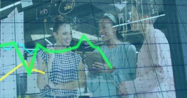 Veri işleme ve çeşitli kadın meslektaşların iş görüşmeleri üzerine diyagramlar. İş, takım çalışması ve dijital arayüz kavramı dijital olarak oluşturulmuş görüntü.