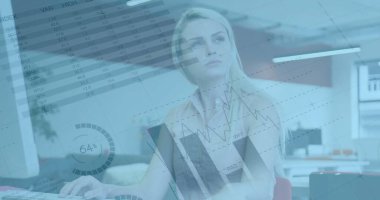 Beyaz iş kadınının elinde belgeleri tutarken mali veri işleme görüntüsü. Küresel iş, finans ve dijital arayüz kavramı dijital olarak oluşturulmuş görüntü.