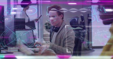 Ofiste çalışan Kafkasyalı sıradan iş adamının arayüz işleme verilerinin görüntüsü. İş, veri, ağ, dijital arayüz ve iletişim, dijital olarak oluşturulmuş görüntü.