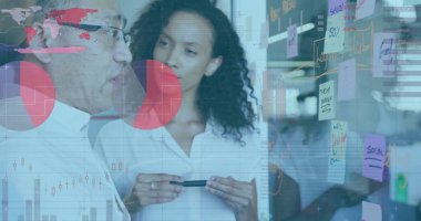 Ofisteki çeşitli iş adamlarıyla ilgili finansal veri işleme resmi. Küresel finans, iş, bağlantılar, hesaplama ve veri işleme kavramı dijital olarak oluşturuldu.