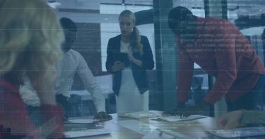 Ofisteki çeşitli iş adamlarıyla ilgili finansal veri işleme resmi. Küresel finans, iş, bağlantılar, hesaplama ve veri işleme kavramı dijital olarak oluşturuldu.