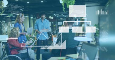 Çeşitli meslekdaşların iş tartışmalarına ilişkin veri işleme ve diyagramlarının resmi. İş, takım çalışması ve dijital arayüz kavramı dijital olarak oluşturulmuş görüntü.