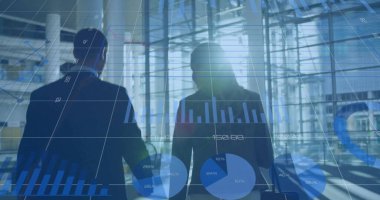 Çeşitli meslekdaşların yürümesi üzerine yapılan şema ve veri işleme görüntüleri. Küresel iş ve dijital arayüz kavramı dijital olarak oluşturulmuş görüntü.