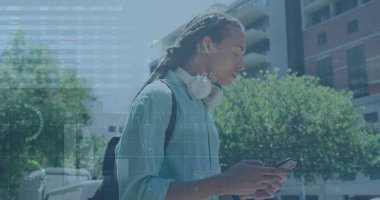 Akıllı telefon kullanan melez bir adamın mali veri işleme görüntüsü. Küresel iş, finans, hesaplama ve veri işleme kavramı dijital olarak oluşturulmuş görüntü.