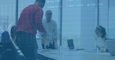 Ofisteki çeşitli iş adamlarıyla ilgili finansal veri işleme resmi. Küresel finans, iş, bağlantılar, hesaplama ve veri işleme kavramı dijital olarak oluşturuldu.