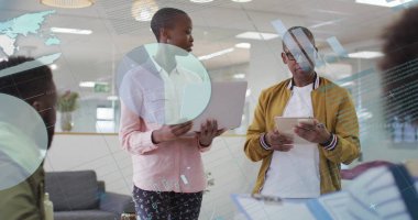 Veri işleme ve çeşitli meslektaşların ofiste konuştuğu diyagramların görüntüsü. Küresel iş ve dijital arayüz kavramı dijital olarak oluşturulmuş görüntü.