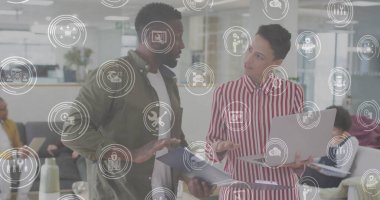 Muhtelif meslektaşların ofiste konuştuğu iş ikonlarının resmi. Küresel iş ve dijital arayüz kavramı dijital olarak oluşturulmuş görüntü.