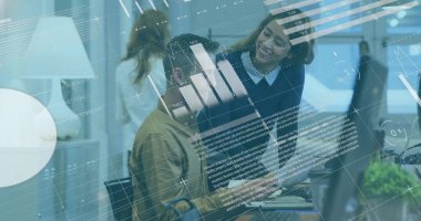 Ofisteki çeşitli iş adamlarıyla ilgili finansal veri işleme resmi. Küresel finans, iş, bağlantılar, hesaplama ve veri işleme kavramı dijital olarak oluşturuldu.