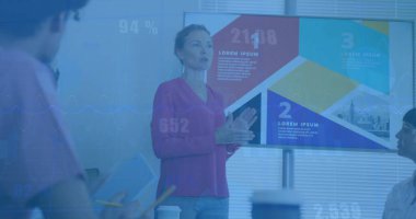 Ofisteki çeşitli iş adamlarıyla ilgili finansal veri işleme resmi. Küresel finans, iş, bağlantılar, hesaplama ve veri işleme kavramı dijital olarak oluşturuldu.