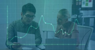 Ofisteki çeşitli iş adamlarıyla ilgili finansal veri işleme resmi. Küresel finans, iş, bağlantılar, hesaplama ve veri işleme kavramı dijital olarak oluşturuldu.