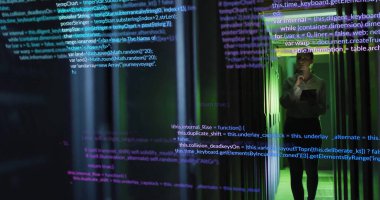 Cam duvarın yanında duran kişinin üzerinde bilgisayar kodu resmi var. Teknoloji, kodlama, programlama, yenilik, dijital, fütüristik