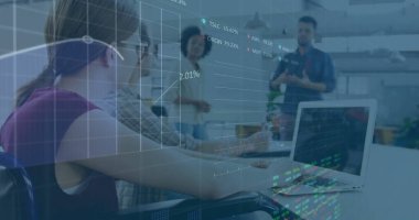 Finansal veriler ve borsa imajı modern ofisteki iş toplantısından daha önemli. finans, takım çalışması, analiz, işbirliği, dijital, teknoloji