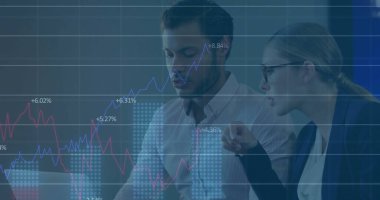 Finansal veriler inceleniyor, borsa grafikleri olan iş adamları. Finans, yatırım, veri analizi, grafikler, grafikler, büyüme