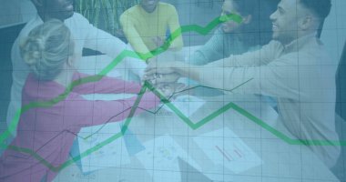 Ofiste iş tartışması yapan çeşitli meslektaşların mali veri işleme görüntüsü. Küresel iş, finans ve dijital arayüz kavramı dijital olarak oluşturulmuş görüntü.