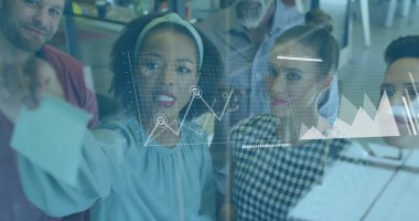 Çeşitli meslekdaşların iş tartışmalarına ilişkin veri işleme ve diyagramlarının resmi. İş, takım çalışması ve dijital arayüz kavramı dijital olarak oluşturulmuş görüntü.